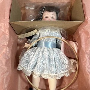 Vintage 13" Madame Alexander Puppe "Renoir Girl w/Hoop" brünett 1574 Neu mit Etikett & Box - Bild 1 von 5