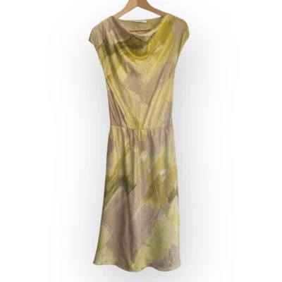 Vestido de seda vintage Josie Natori amarillo y tostado con cuello capucha Foto 1 de 4