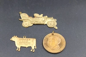 Tres medallones publicitarios antiguos de latón - Imagen 1 de 2