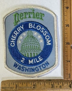 Parche de colección de los años 80 Washington DC Cherry Blossom 2 millas Run Walk Perrier Water - Imagen 1 de 2