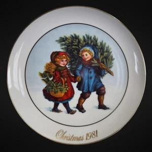 Avon Christmas Memories Series 1981 Collector Plate Sharing the Christmas Spirit - Picture 1 of 4
