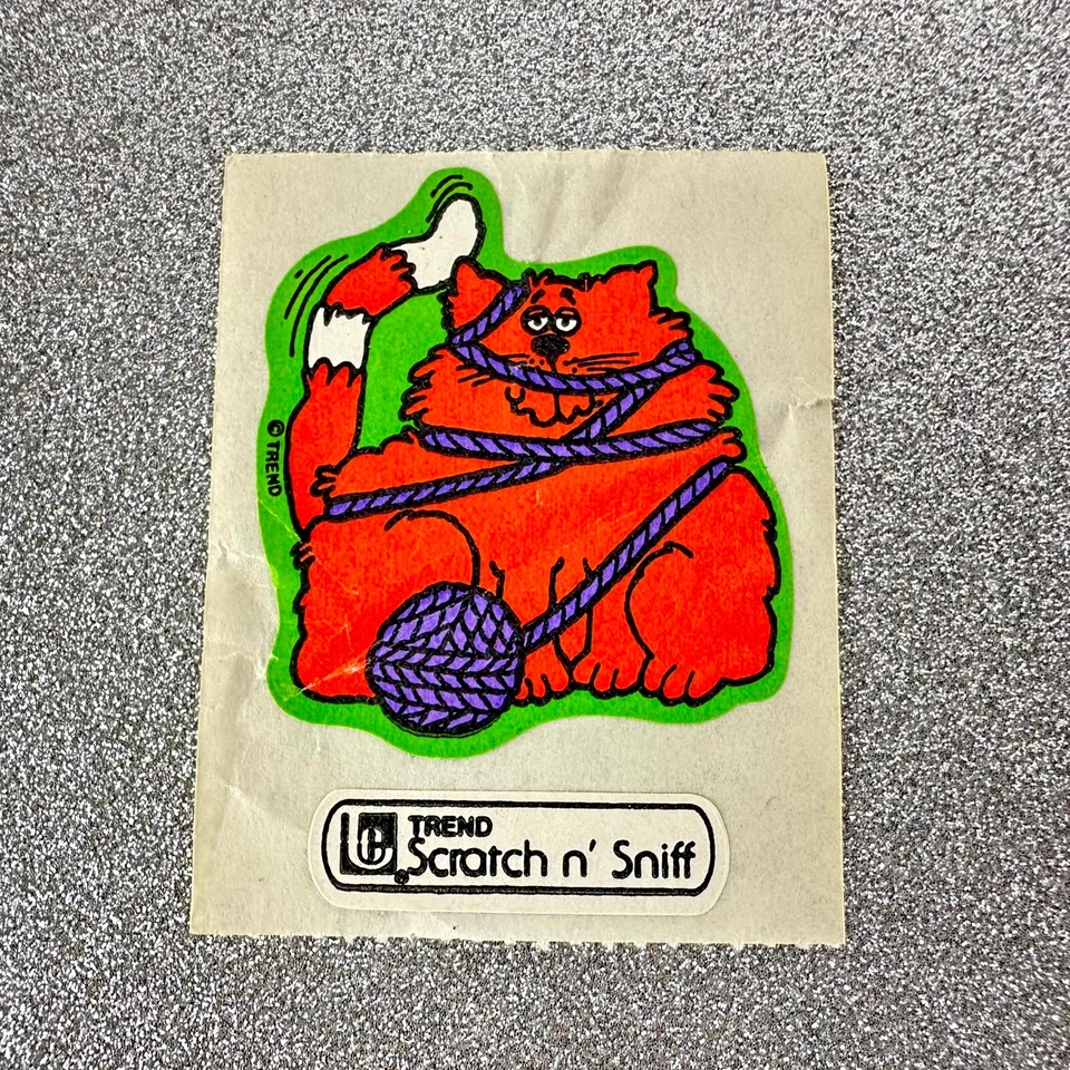 Pegatina de tendencia vintage “Bola de hilo de gato gatito naranja” mate rasguño-n-olfateo atigrado Foto 1 de 4