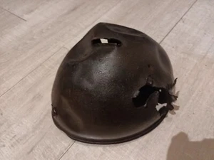 Casco dañado de batalla francés británico Primera Guerra Mundial encontrado Somme años 80 - Imagen 1 de 7