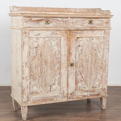 Armario aparador sueco de principios del siglo XIX Gustavio pintado en blanco de pino Foto 1 de 4