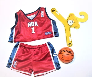 Lote de uniformes, baloncesto y perchas Build A Bear Workshop NBA para amigo de peluche - Imagen 1 de 9