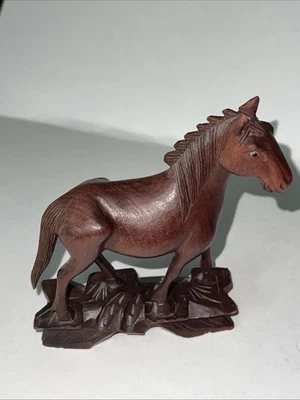 Estatuilla de madera vintage tallada caballo caja roja Wang Wu estatua China ojo de vidrio usada Foto 1 de 4