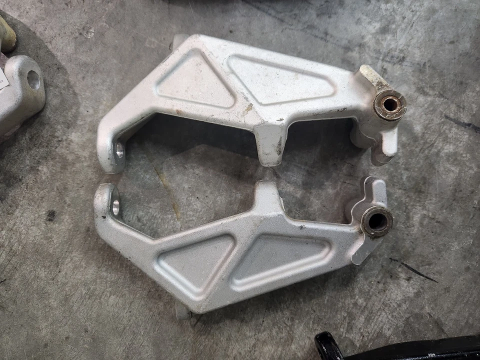 Ski-doo Gsx SS 500 600 800 MXZ RENEGADE  Rev Xp Ski Leg Spindle Knuckle Left Rig - Image 1 of 1