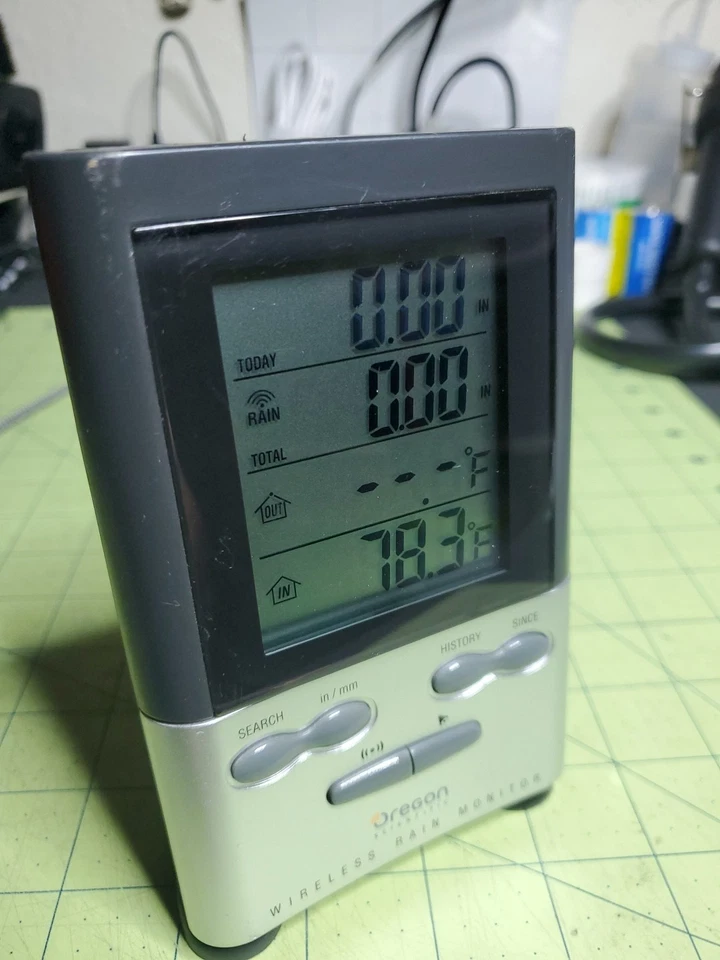 Oregon Scientific Wireless Rain Monitor & Stand RGR126 - Image 1 of 4