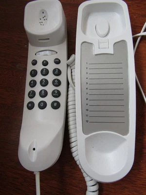 Tesco TH100 slimline gondola corded telephone with holder in white - Image 1 of 4