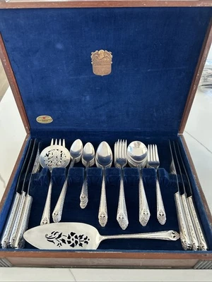 Holmes & Edwards con incrustaciones IS 1937 encantadora dama cubiertos plateados 47 piezas con estuche Foto 1 de 4
