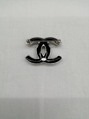 Б/у брошь CHANEL Coco CC с логотипом черная серебристая B12A - Изображение 1 из 3