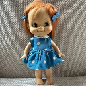 Vintage Forsum Puppe Japan 9 Zoll rote Haare grüne Augen Zunge raus gepunktetes Kleid - Bild 1 von 11