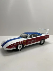 ERTL Sox and Martin 1970 Plymouth Superbird 1:18 Scale Collectable RARE - Foto 1 di 22