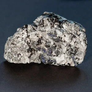 Cristales de zafiro corindón azul, hercinita. Muestra mineral. Kola 82 g / 2,9 oz - Imagen 1 de 2