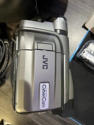 Pacchetto videocamera digitale MiniDv MiniDv JVC GR-DVF2121U - Immagine 1 di 4