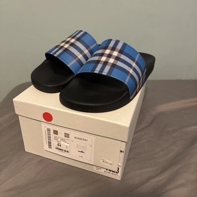 Auténtica sandalia Burberry deslizables en goma negra con logotipo a cuadros azules talla 44 Foto 1 de 4