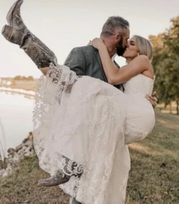 “Beloved By Casablanca” Stunning  Wedding Gown Size 2/4 - Image 1 of 4