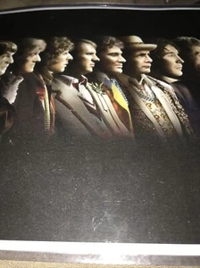 Doctor Who - BBC - Photo Composite - 11”x17” - Profilo Attore - Cronologia Storia - Foto 1 di 6