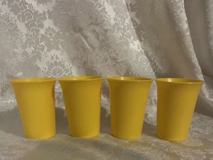 Tupperware Niños Campana Vasos Niños Tazas 7 OZ Juego en Color Primario Amarillo Nuevo - Imagen 1 de 3
