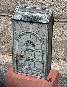 Buzón de metal vintage 1930 con llave, encantador diseño de puerta con bisagra atada en relieve - Imagen 1 de 14