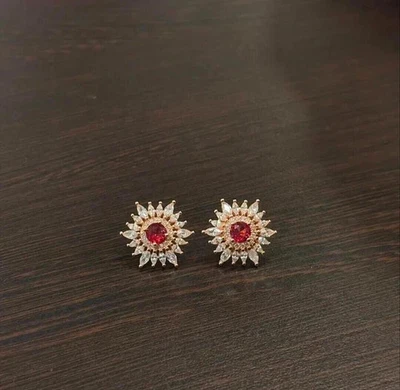 Brincos folheados a ouro amarelo 14k com halo corte redondo de rubi vermelho criados em laboratório 2,5 quilates - Imagem 1 de 4