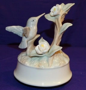 VINTAGE OTAGIRI MUSIC BOX HUMMINGBIRD PLAYS LOVE IS A MANY SPLENDORED THING - Picture 1 of 6