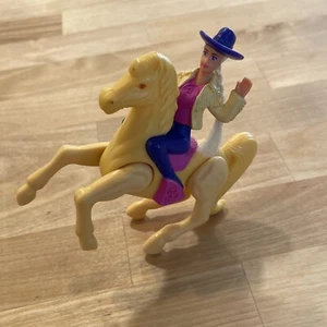 Bambola Mattel Barbie COMPLEANNO CAKE TOPPER WESTERN Cavalcata a cavallo Modellino PVC 4" T - Foto 1 di 6