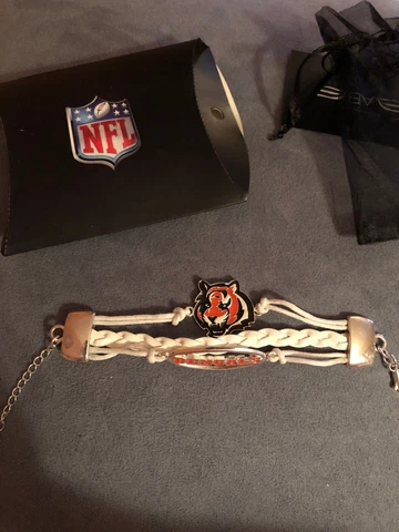 “Cincinnati Bengals” Bracelet From The “Ashley Bridget Company” NWT Cover