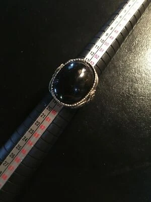 Hermoso Anillo de Cóctel Audaz Talla 8 Piedra Negra Profunda Tono Dorado o Latón Foto 1 de 2