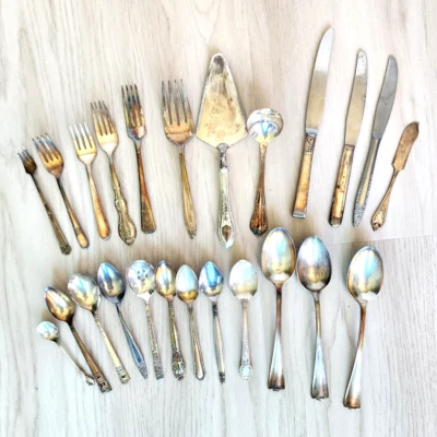 Lote mixto de 24 cucharas tenedores cuchillos cubiertos artesanales de acero inoxidable plateados de colección Foto 1 de 4
