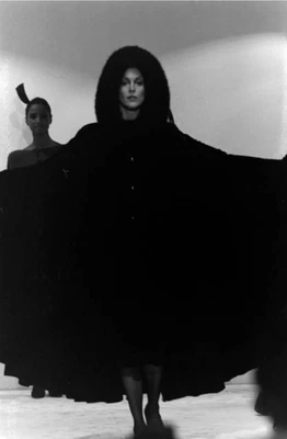 PIERRE CARDIN (ALTA COSTURA) - 1983 Capa con capucha de lana negra, talla única Foto 1 de 4