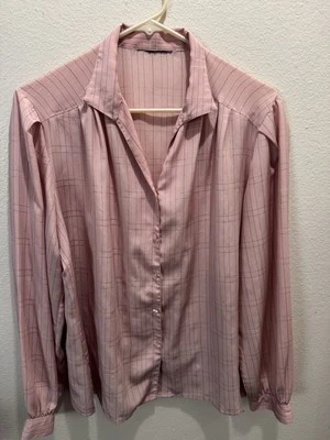 Camisa para mujer rosa claro a rayas con botones manga larga talla mediana Foto 1 de 3