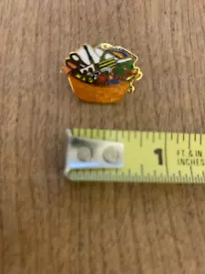 Vintage Sewing Basket Pin/Brooch - NWOT - 1984 - Picture 1 of 3