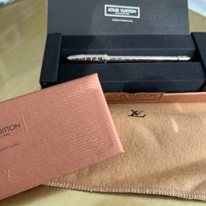 Louis Vuitton Stylo Agenda Silver Twisted Ballpoint Pen (75003) wz/Box&Booklet - Picture 1 of 8