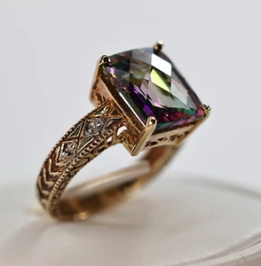Uno splendido anello in oro 10 carati con topazio mistico con dettaglio a pergamena, misura 6,5 - Vintage - Foto 1 di 21