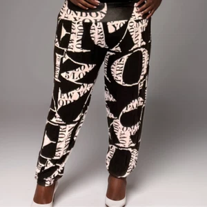 PANTALONES HARÉN ROCKTHOSECURVES MUJER NEGRO BLANCO LOVE PARIS CINTURA ALTA PANTALONES - Imagen 1 de 3