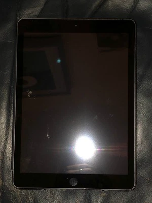 Apple iPad Air 9.7 in A1474 16 GB 1st Generation, spares or repair - Image 1 of 2