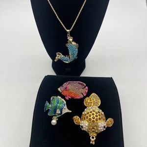 4 Pieces Of Bedazzled Fish Themed Gold Tone Novelty Jewelry - Picture 1 of 16