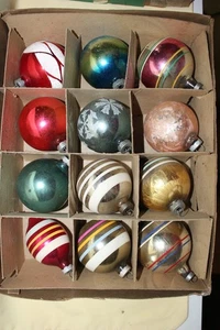 Lotto vintage 12 ornamenti in vetro mercurio medio made in USA con scatola Sh Brite - Foto 1 di 10