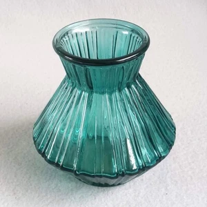 Jarrón vintage de vidrio transparente verde acanalado Starburst Atomic de 5-1/2" de alto - Imagen 1 de 4