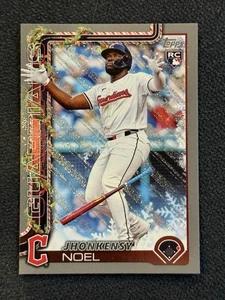 2025 Topps Holiday Silver Glitter Jhonkensy Noel RC Guardians #H120 - Bild 1 von 2