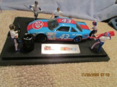 RICHARD PETTY 1-24 RACING CHAMPION # 43 PONTICA NASCAR PIT STOP SHOW CASE - Image 1 of 4