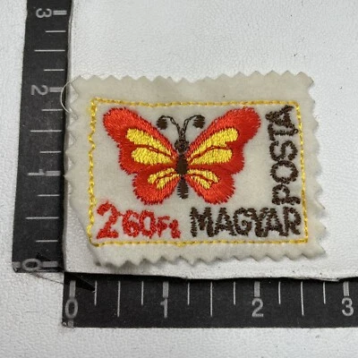 Vtg HUNGARY MAGYAR POSTA Postage Stamp Theme Felt Patch w/ ORANGE Butterfly 88NJ Foto 1 de 2