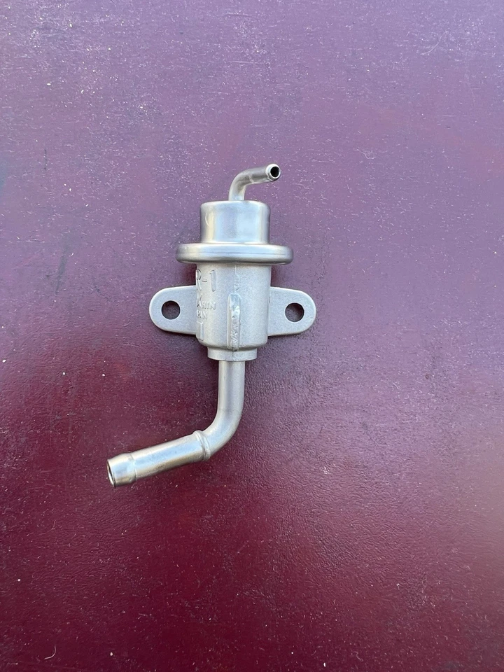 91-95 Acura Legend 3.2L V6 Fuel Injection Pressure Regulator C32A1 1991-1995 OEM - Image 1 of 3