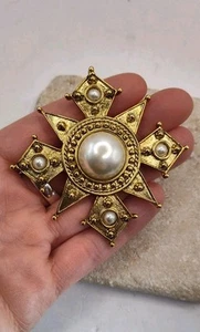 Broche prendedor cruz maltesa perla imitación tono dorado JJ 1988 firmado de colección - Imagen 1 de 7