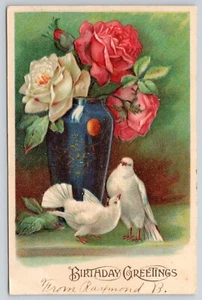 1910 Compleanno Bellissime Rose in Vaso e Piccioni Cartolina Germania in rilievo - Foto 1 di 2