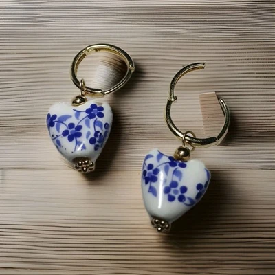 Pendientes de porcelana azul y blanco en forma de corazón dorado, cierre de aro a presión,... Foto 1 de 4
