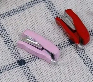 Miniature Dollhouse Stapler Pink Metal 1/12th Scale - Bild 1 von 5