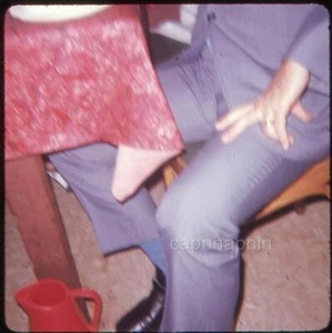 Sfocato Fuori Cornice Gambe Uomo Sotto Tavolo Ristorante Vintage 1974 Slide Foto - Foto 1 di 1