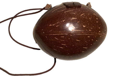 CHANEL Borsa cocco realizzata con un vero cocco foderato all'interno con chiusura a bottone guscio di cocco!?